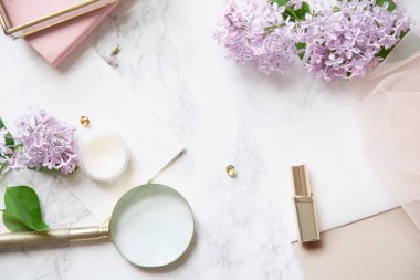 kadınsı çalışma alanı mock-up Lila çiçek ve mermer zemin üzerine pembe aksesuarlar