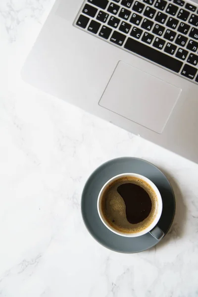 Lugar Trabajo Con Ordenador Portátil Taza Café Mesa Mármol Primer — Foto de Stock