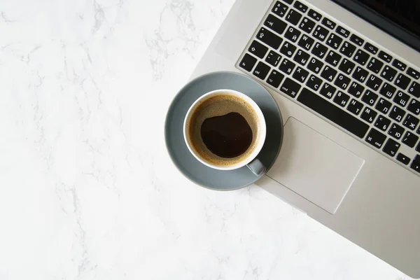 Lugar Trabajo Con Ordenador Portátil Taza Café Mesa Mármol Primer — Foto de Stock