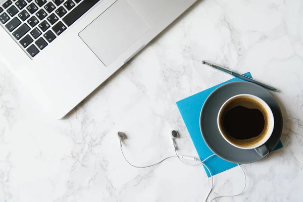 Lugar Trabajo Con Portátil Taza Café Con Auriculares Mesa Mármol — Foto de Stock