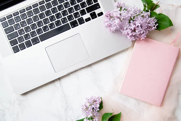 Mock Espaço Trabalho Feminino Com Teclado Laptop Flores Lilás Fundo — Fotografia de Stock