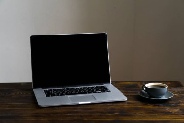 Antika ahşap masa, blogger çalışma alanı kavramı üzerinde laptop ve kahve Kupası ile alay et 