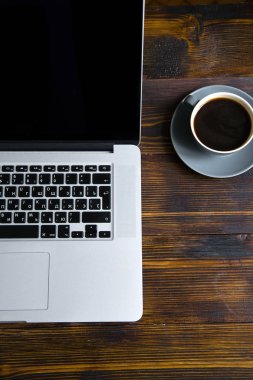 Antika ahşap masa, blogger çalışma alanı kavramı üzerinde laptop ve kahve Kupası ile alay et 