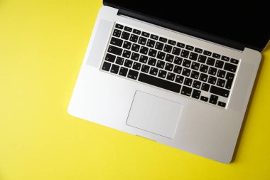 siyah ekran parlak zeytin sarı arka plan, kadın blogger çalışma alanı kavramı ile gri açık dizüstü 