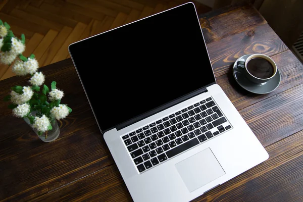 Laptop Mit Kaffeetasse Und Vase Mit Weißen Blumen Auf Einem — Stockfoto