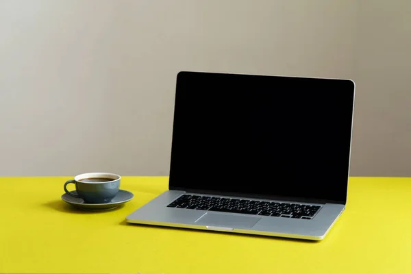 Серый Открытый Ноутбук Горячим Кофе Чашке Ярком Оливковом Желтом Фоне — стоковое фото