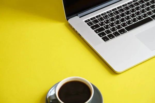 Portátil Abierto Gris Con Café Caliente Taza Sobre Fondo Amarillo — Foto de Stock