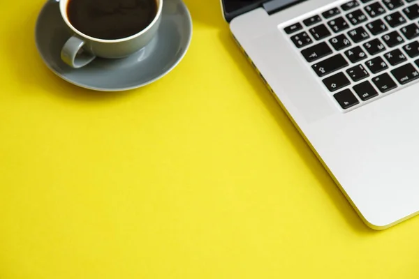 Portátil Abierto Gris Con Café Caliente Taza Sobre Fondo Amarillo — Foto de Stock