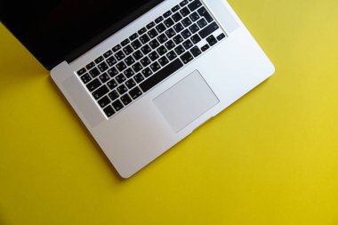 parlak zeytin sarı arka plan, kadın blogger çalışma alanı kavramı üzerinde gri açık dizüstü 