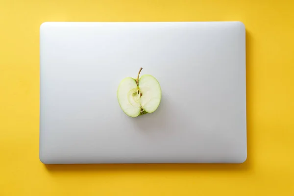 Laptop Maçã Verde Fundo Amarelo Conceito Estilo Vida Moderno — Fotografia de Stock