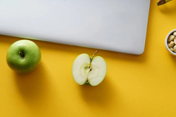 Laptop Snack Sani Sfondo Giallo Concetto Stile Vita Moderno — Foto Stock