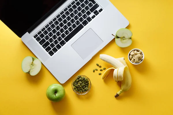 Laptop Gezonde Snacks Gele Achtergrond Moderne Levensstijl Concept — Stockfoto