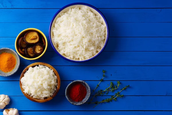 Miski Gotowanego Ryżu Jaśmin Kolorowe Przyprawy Grzybami Shiitake Namoczone Niebieskim — Zdjęcie stockowe
