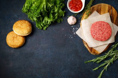 Klasik Amerikan burger malzemelerin koyu mavi arka plan, yemek hamburger kavramı üzerine  