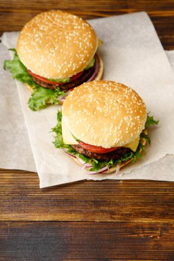 ahşap masa mutfak parşömen kağıt sayfalarının klasik Burger ile hizmet 