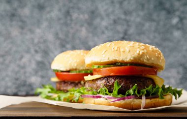 ahşap masa mutfak parşömen kağıt sayfalarının klasik Burger ile hizmet 