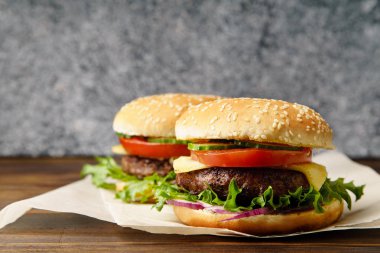 ahşap masa mutfak parşömen kağıt sayfalarının klasik Burger ile hizmet 