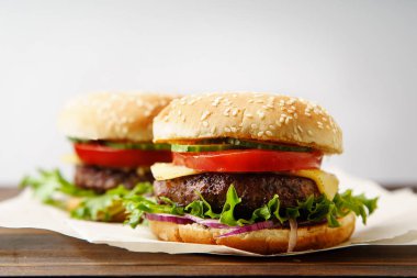 Mutfak parşömen kağıt kağıda sığır köftesi ile klasik Burger ve domates peynir ve salata ile servis 