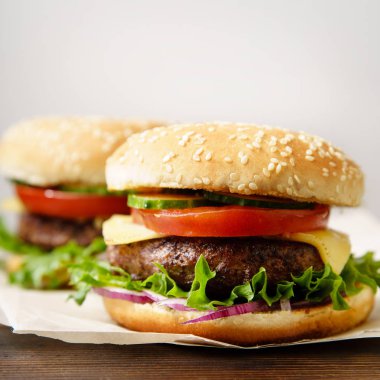 Mutfak parşömen kağıt kağıda sığır köftesi ile klasik Burger ve domates peynir ve salata ile servis 