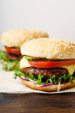 Mutfak parşömen kağıt kağıda sığır köftesi ile klasik Burger ve domates peynir ve salata ile servis 