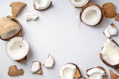 Kırık hindistancevizi gri arka plan, kozmetik madde kavram çerçevesi formda düzenlenen   