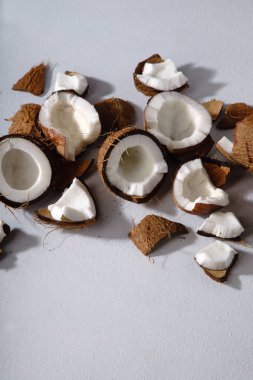 Gri arka plan, kozmetik madde kavramı üzerinde kırık hindistancevizi  