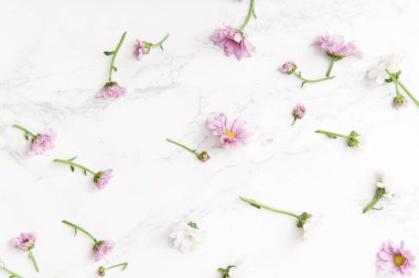 Çiçek desenli beyaz zemin üzerine düzenlenen ihale pembe ve beyaz çiçekler