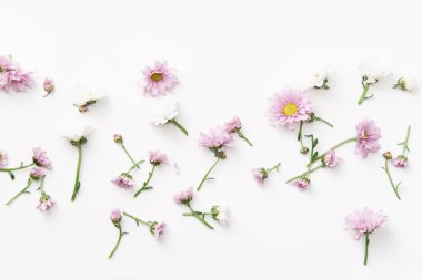 Çiçek desenli beyaz zemin üzerine düzenlenen ihale pembe ve beyaz çiçekler