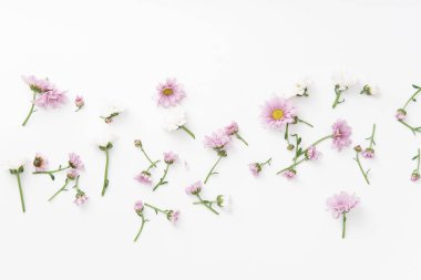 Çiçek desenli beyaz zemin üzerine düzenlenen ihale pembe ve beyaz çiçekler