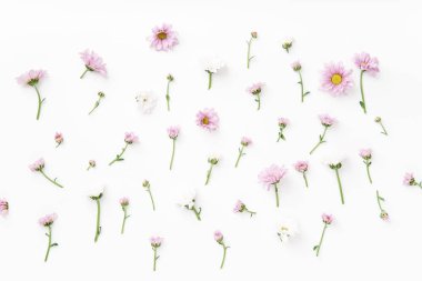 Çiçek desenli beyaz zemin üzerine düzenlenen ihale pembe ve beyaz çiçekler