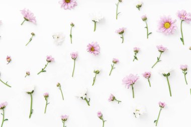 Çiçek desenli beyaz zemin üzerine düzenlenen ihale pembe ve beyaz çiçekler