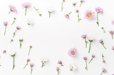 çiçekli Beyaz zemin üzerine düzenlenmiş merkezi çerçeveli desen  