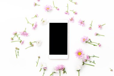Smartphone dalga beyaz arka plan üzerinde üstten görünüm izole yukarı ve güzel çiçekler 