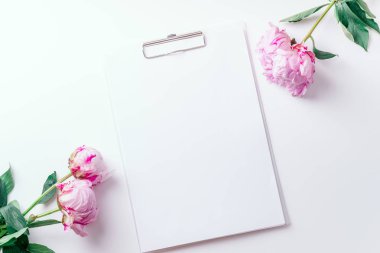 Pembe piyonlar ve Pano ile boş kağıt beyaz arka plan üzerinde romantik kavramı izole kadınsı çalışma alanı