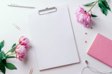 Pembe piyonlar ve Pano ile boş kağıt beyaz arka plan üzerinde romantik kavramı izole kadınsı çalışma alanı