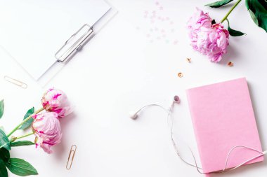 Pembe piyonlar ve Pano ile boş kağıt beyaz arka plan üzerinde romantik kavramı izole kadınsı çalışma alanı