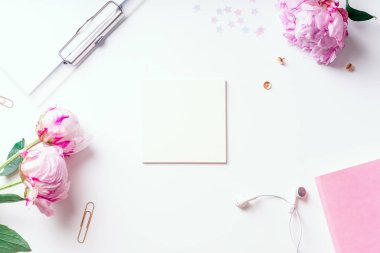  Pano ve defter pembe piyonlar, kadınsı çalışma alanı kavramı ile boş oyun kağıdı 