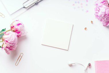  Pano ve defter pembe piyonlar, kadınsı çalışma alanı kavramı ile boş oyun kağıdı 