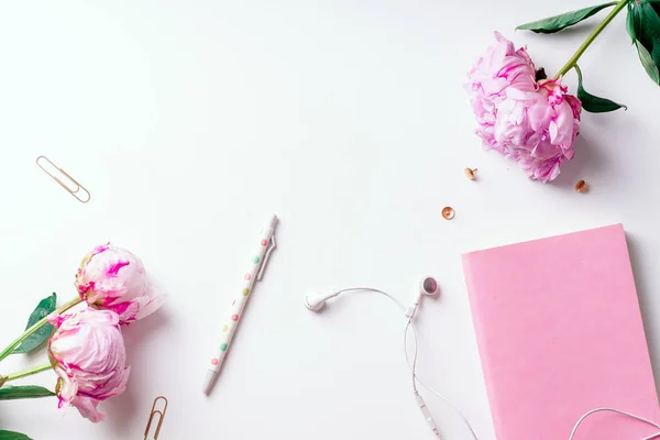 Area Kerja Feminin Dengan Peons Merah Muda Dan Notebook Dengan — Stok Foto