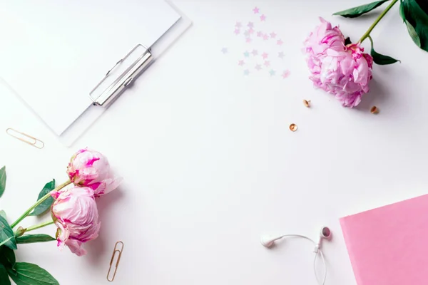 Pembe piyonlar ve Pano beyaz arka plan üzerinde romantik kavramı izole defter ile kadınsı çalışma alanı