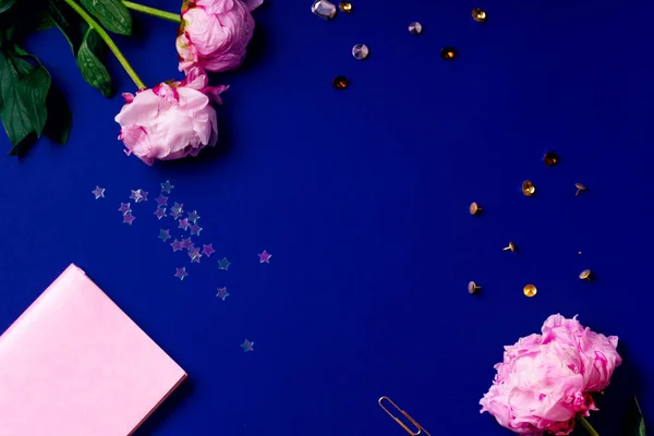 Composición Con Peones Gemas Con Cuaderno Sobre Fondo Azul Concepto — Foto de Stock