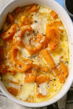 kavrulmuş kabak krem ve beyaz şarap ile parmesan peyniri kase pişmiş lezzetli kısmı hazır  