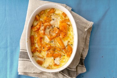 Beyaz kase ile kavrulmuş kabak pişmiş ve ağır krema kekik ve beyaz şarap ile masa örtüsü üzerinde üstten görünüm  