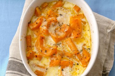 Beyaz kase ile kavrulmuş kabak pişmiş ve ağır krema kekik ve beyaz şarap ile masa örtüsü üzerinde üstten görünüm  