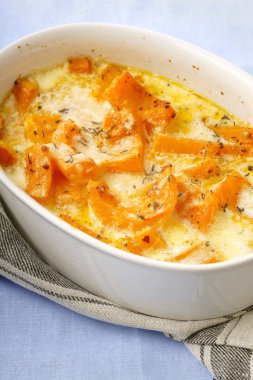 krema ve beyaz şarap ile kekik ile kavrulmuş kabak ile beyaz kase pişmiş 