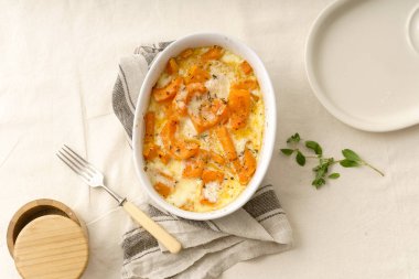 Pişmiş kavrulmuş kabak krema ve kekik ile kase masa örtüsü üzerinde beyaz şarap ile 