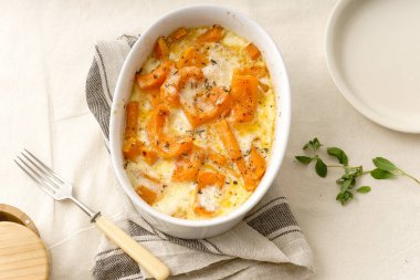 Pişmiş kavrulmuş kabak krema ve kekik ile kase masa örtüsü üzerinde beyaz şarap ile 