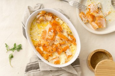 kase ve plaka ile kavrulmuş pişmiş ve ağır krema kekik ve beyaz şarap ile squash 