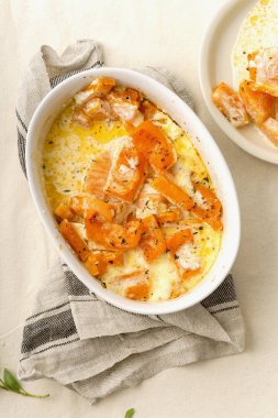 kase ve plaka ile kavrulmuş pişmiş ve ağır krema kekik ve beyaz şarap ile squash 