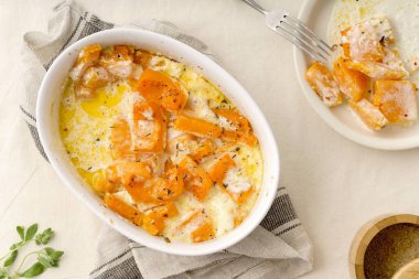 kase ve plaka ile kavrulmuş pişmiş ve ağır krema kekik ve beyaz şarap ile squash 